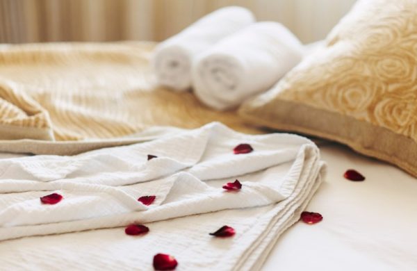Mencuci Seprai Hotel atau Guest House? Begini Trik Agar Tetap Terlihat Baru